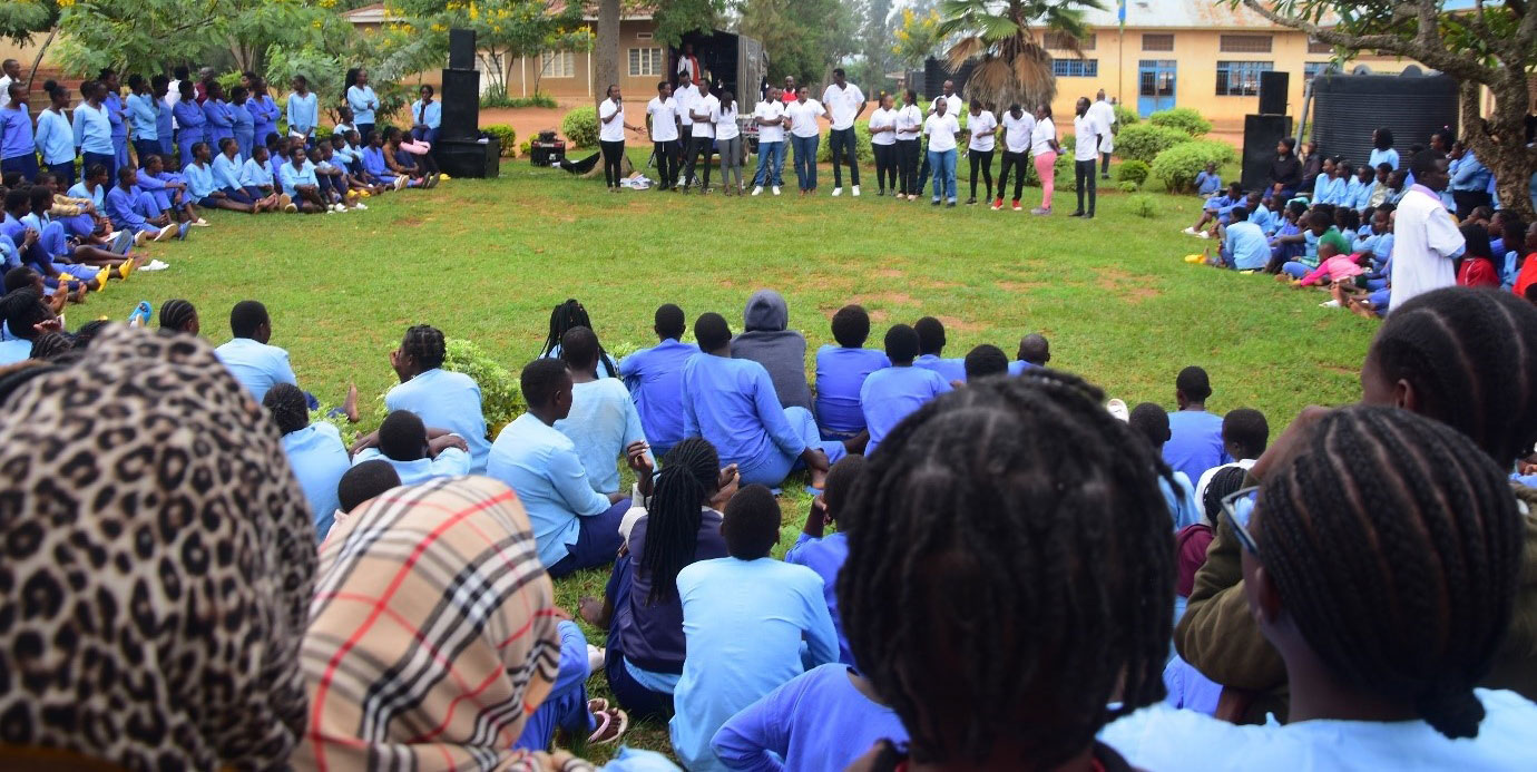 Volunteer in group event